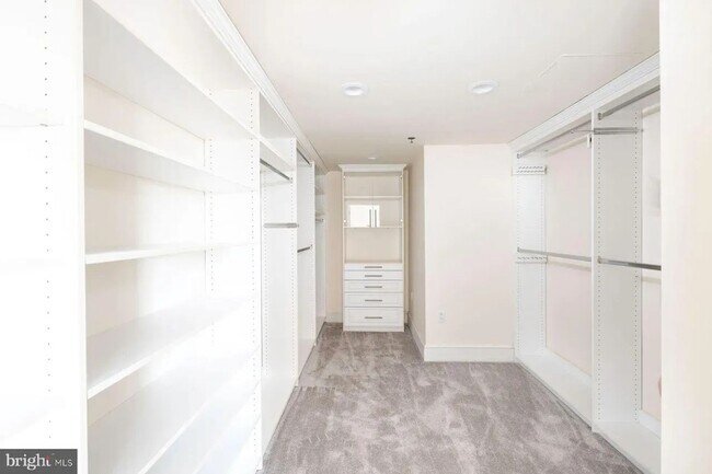 Building Photo - Spacious 4-Bedroom Residence with In-Unit Laundry in Center City