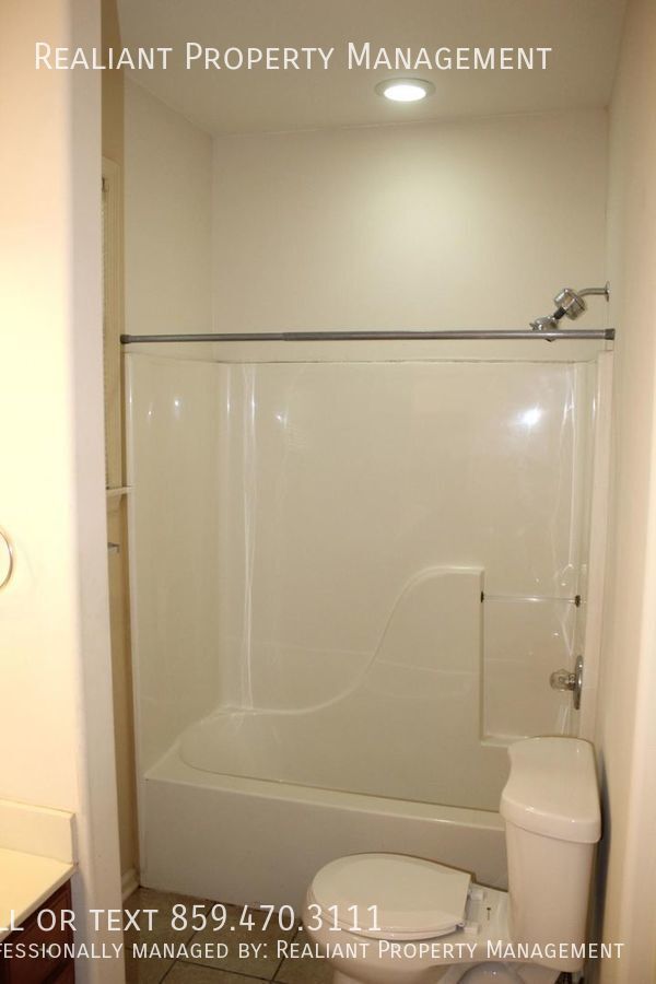 Building Photo - 3 Bedrooms, 2 baths. Downtown Lexington be...