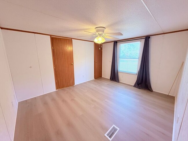 Building Photo - Single Wide Home 5 minutes to Wrightsville Beach and UNCW 2 bedroom with deck