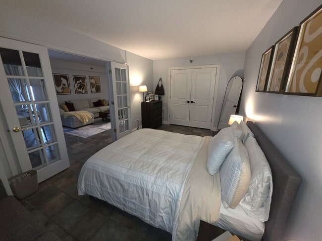 Building Photo - 345 N La Salle Dr