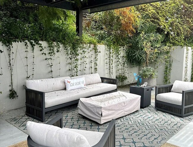 Building Photo - Azari PM-Juccuzi- half acre luxurious landscape-fully chic furniture -  massive lot , 18 fruit tr...