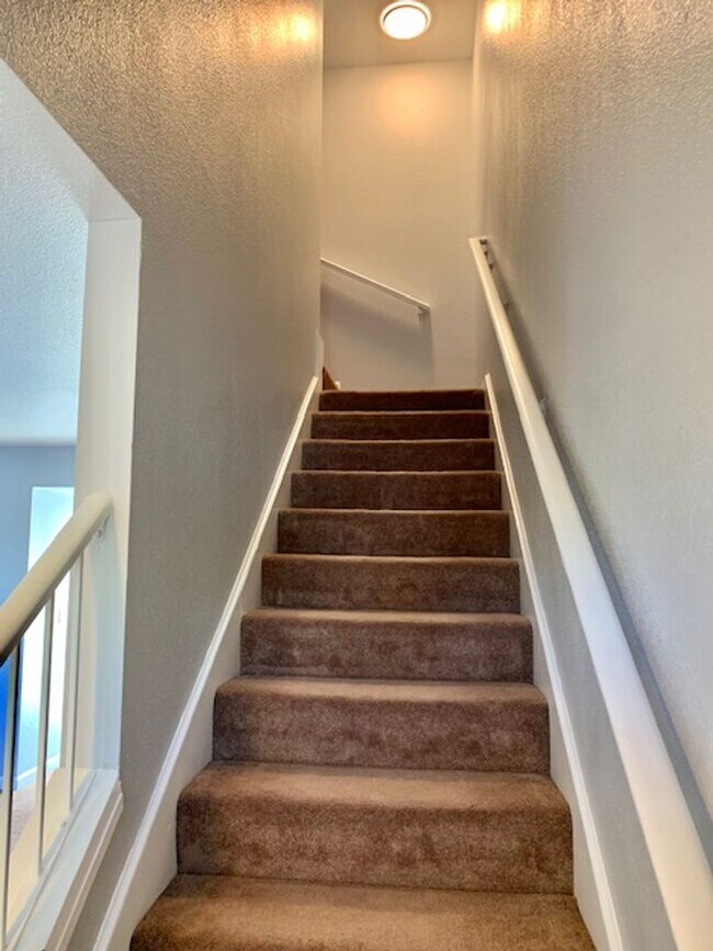 Building Photo - Tranquil 2 bed 2.5 bath Townhouse in Fairf...