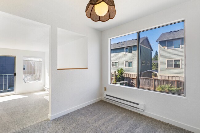 Building Photo - Spacious 1 Bedroom Apartment w/ Parking in...