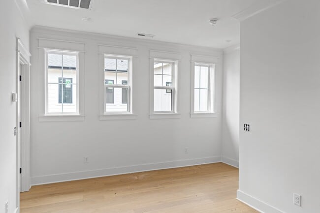 Building Photo - 1712 Carvell Ave