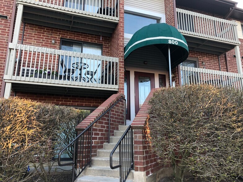 Front view - 800 N Lakeside Dr, 2B