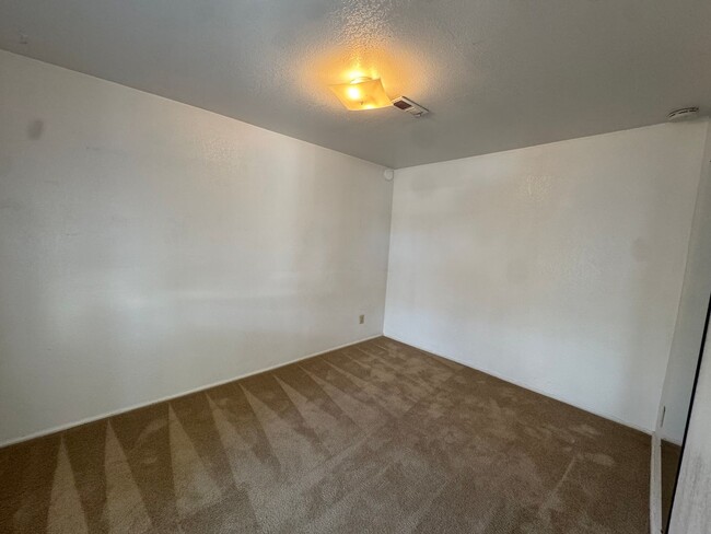 Building Photo - Quaint home in Hucrest