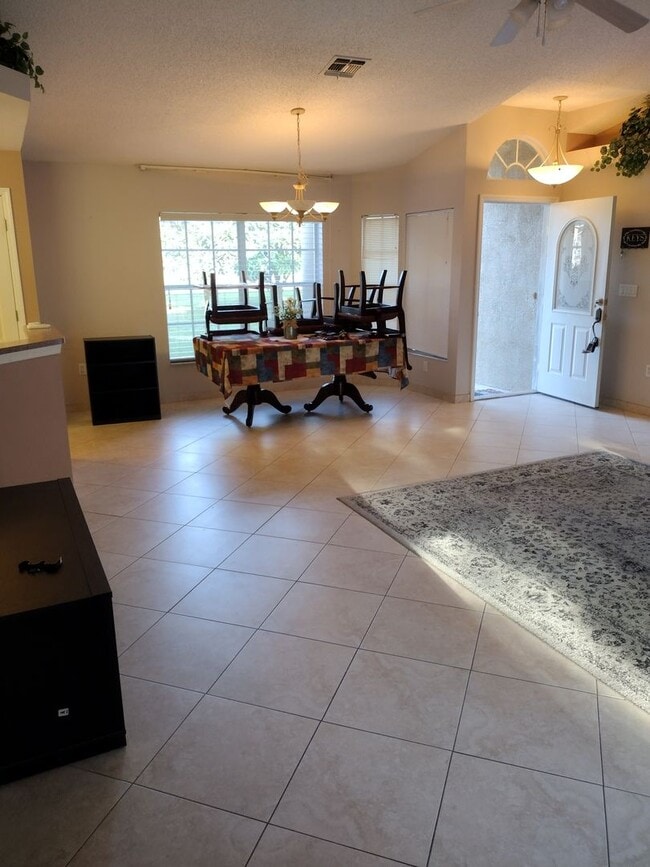 Building Photo - 3 Bedroom 2 Bath House 2 car garage with Large screened in porch! Tenant occupied till March 31st