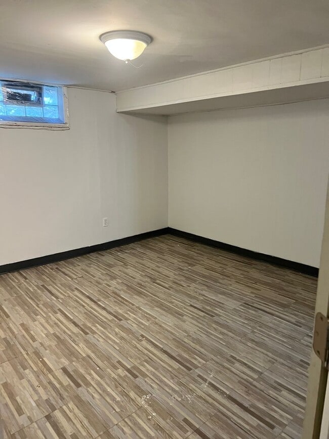 Building Photo - 3 Bedroom Home with 1.5 Bathrooms