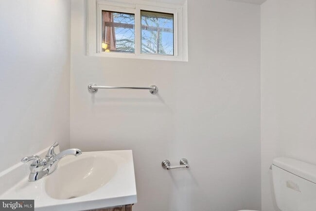 Building Photo - 2426 N Powhatan St