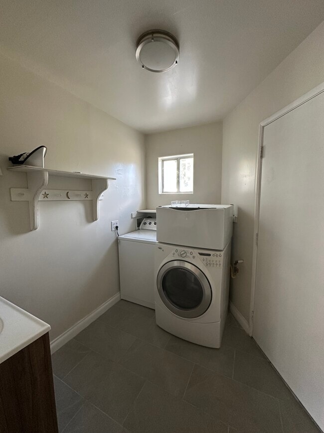 Building Photo - 22636 Oxnard St