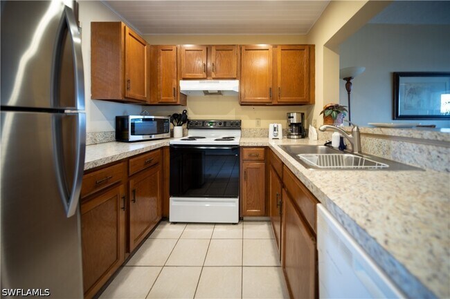 Building Photo - 807 River Point Dr