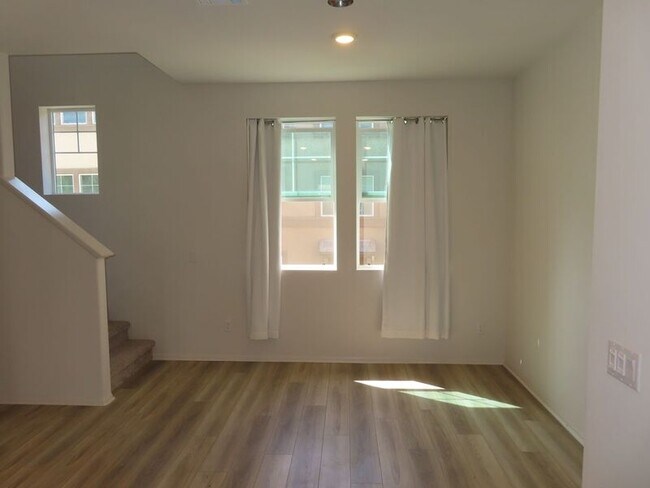 Building Photo - 40585 Melrose Dr