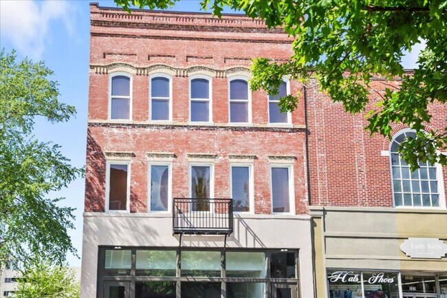 Building Photo - 127-D W Evans St