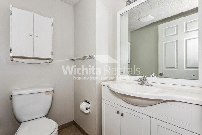 Building Photo - 2303 S White Oak Dr