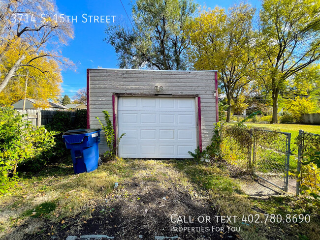 Building Photo - Adorable 2 bedroom house with huge yard!