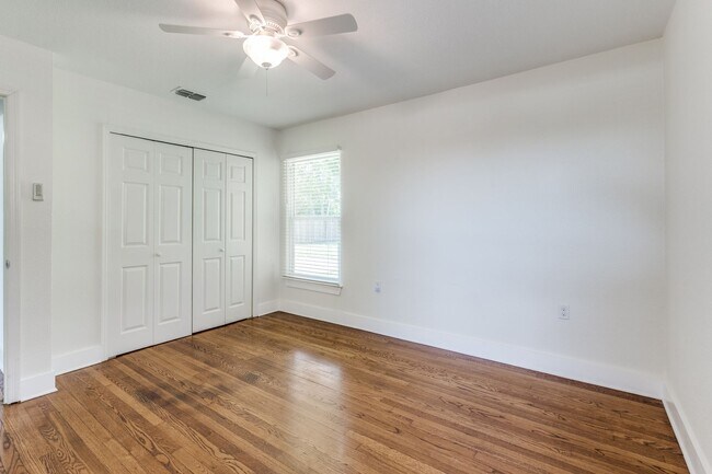 Building Photo - Charming 2-Bedroom Home with Updated Kitch...