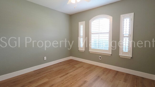Building Photo - 5004 Evergreen Dr