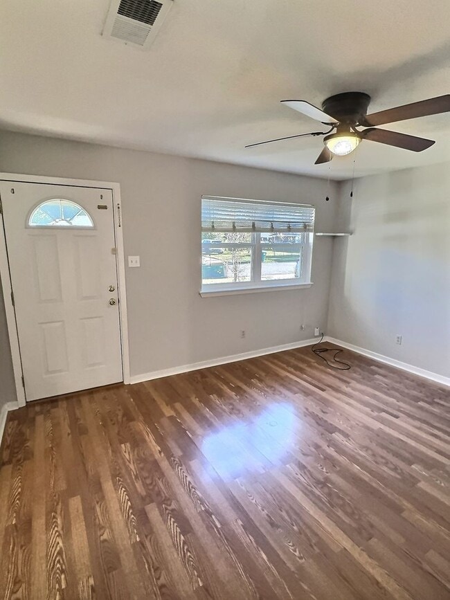 Building Photo - 3 Bedroom 1.5 Bathroom home in Ocean Springs School District