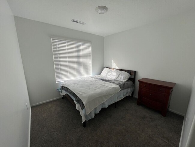 Building Photo - Long Valley Gem! $500 Move in Credit in December!