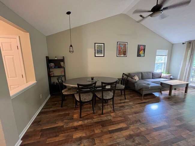 Building Photo - Charming 3BR Townhome in Indianapolis