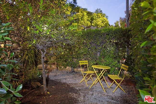 Building Photo - 953 N Martel Ave