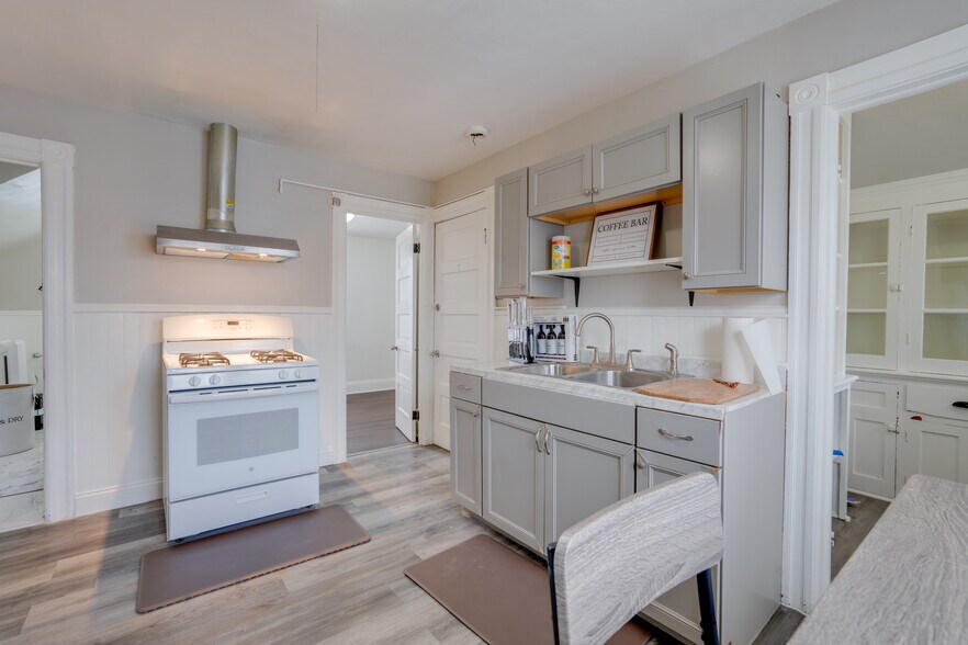 Building Photo - 1102 Sunset Ave