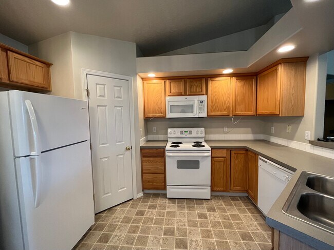 Building Photo - 16847 Bayou Way
