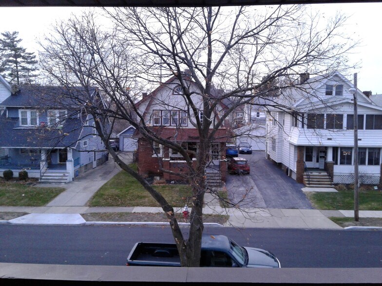 Building Photo - 1673 Victoria Ave