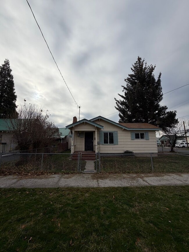Building Photo - 7 minutes to Sky Lakes Medical Center and Oregon Tech ~Newly renovated 3 bedroom, 1 bath house wi...