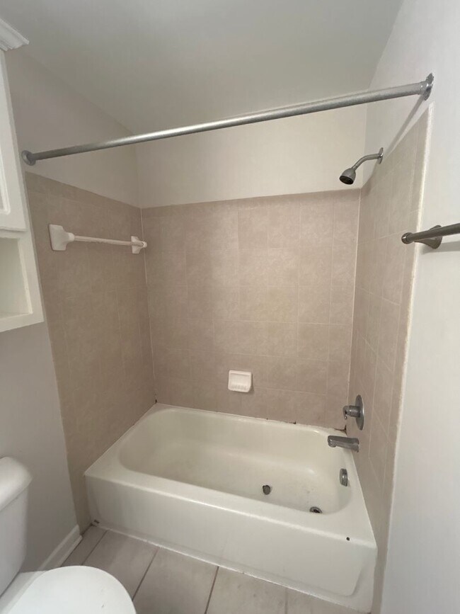 Building Photo - Three Bedroom Townhouse Available!