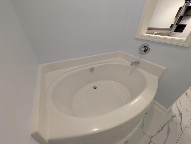 Building Photo - 13 Lillie Ln