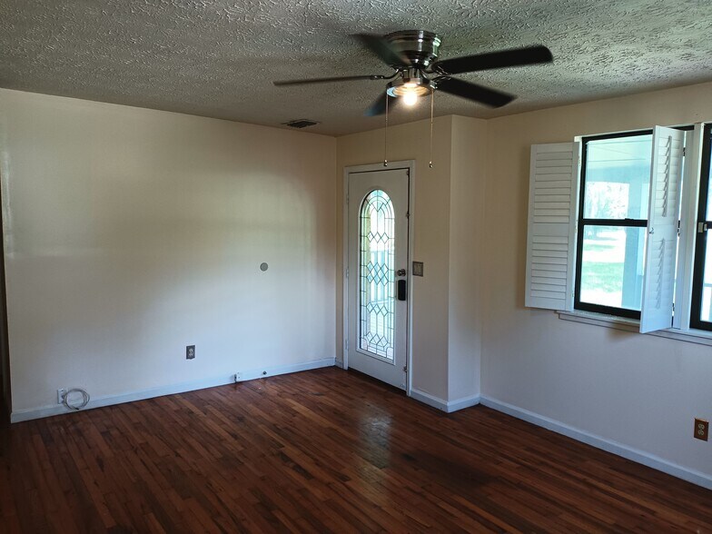 Building Photo - 471 Logan Ave