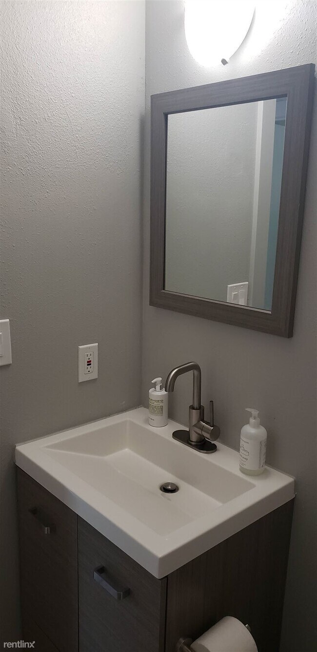 Building Photo - 2 br, 1 bath Apartment - The Metro