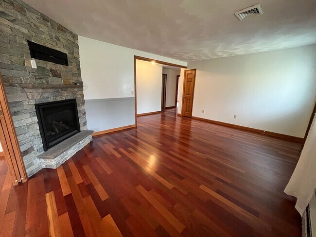 Building Photo - Three Bedroom Single Family House for Rent...