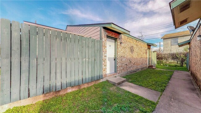 Primary Photo - 725 Peppertree Dr