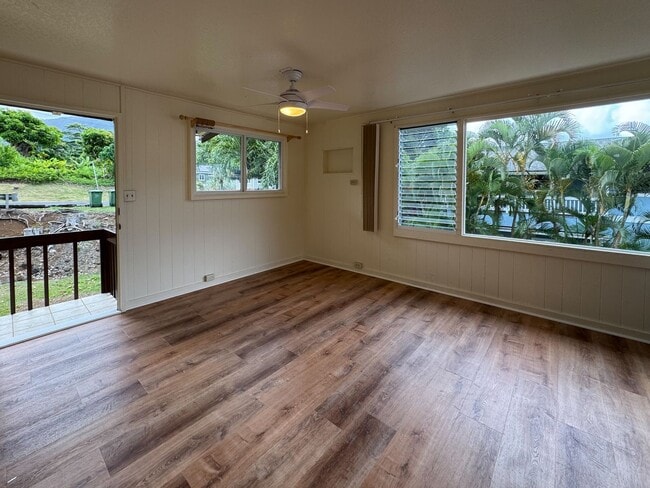 Building Photo - AVAILABLE NOW. 2BD/1BA/2PKG. Upstairs unit...
