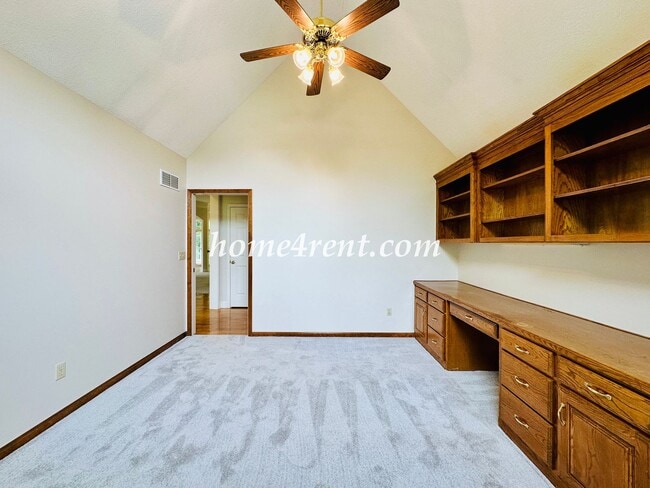 Building Photo - Exceptional 1.5 Story Home in the Prestigious Loch Lloyd Community!