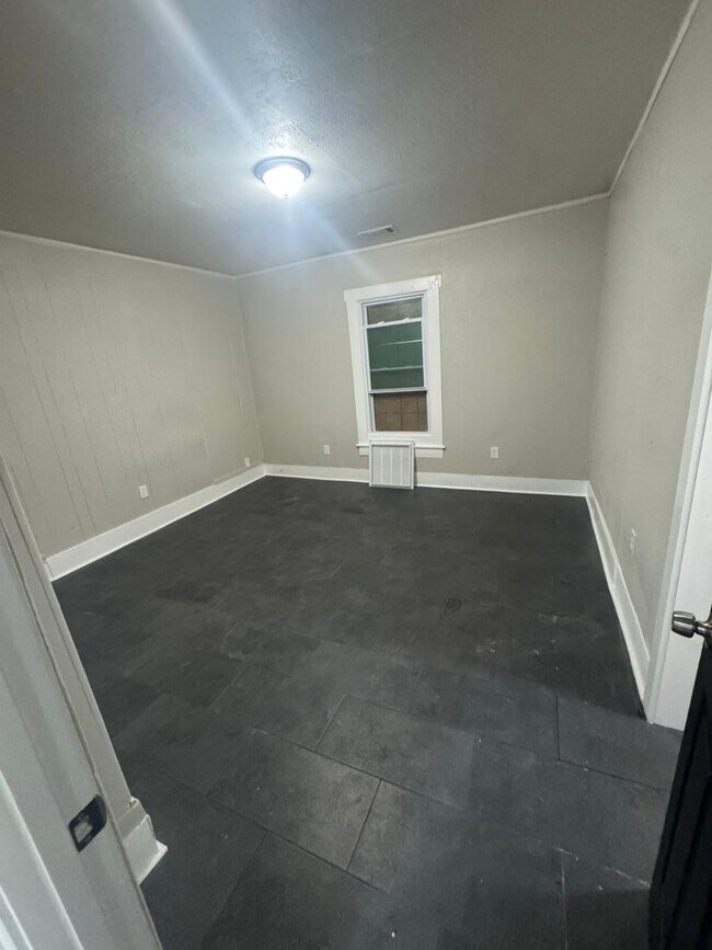 Building Photo - 1490 Hugenot St
