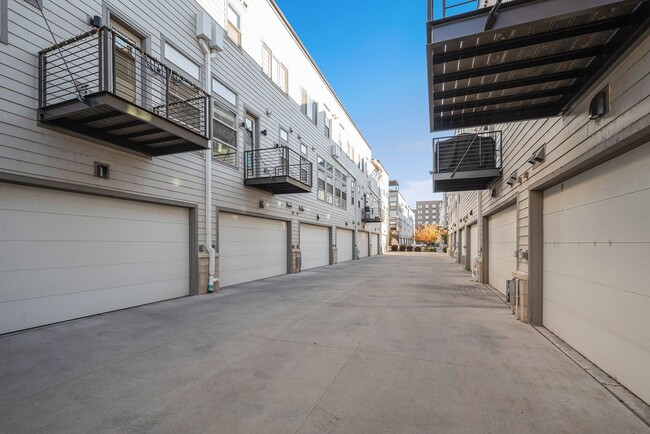 Building Photo - Spacious 3-Bedroom Townhome in the Heart o...