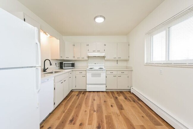 Building Photo - Spacious 2-Bedroom Single-Family with Mode...
