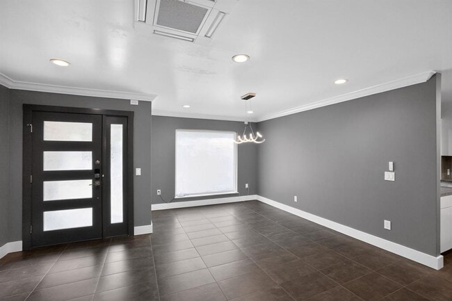 Building Photo - 513 Meadowbrook Dr