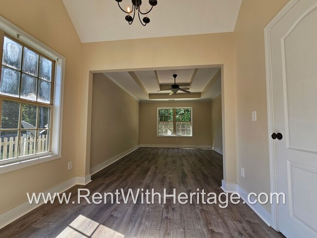Building Photo - Amazing 4 Bedroom/ 3 Bath Home / Attention...