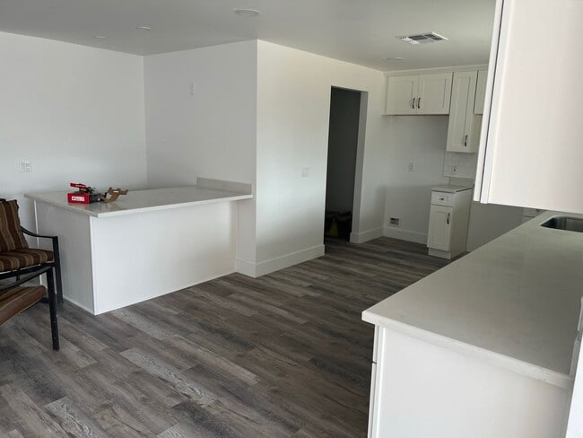 Building Photo - Remodeled 4 Bed/2 Bath in great ASU neighborhood