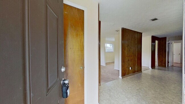 Building Photo - Welcome home to this beautiful brick 3-bedroom