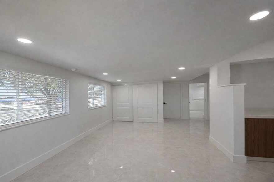 Building Photo - 916 NE 2nd St