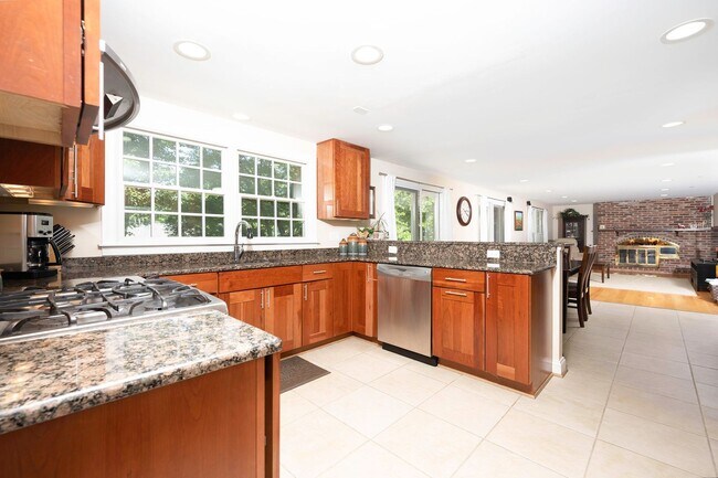 Building Photo - Luxurious Spacious and Bright , Gorgeous P...