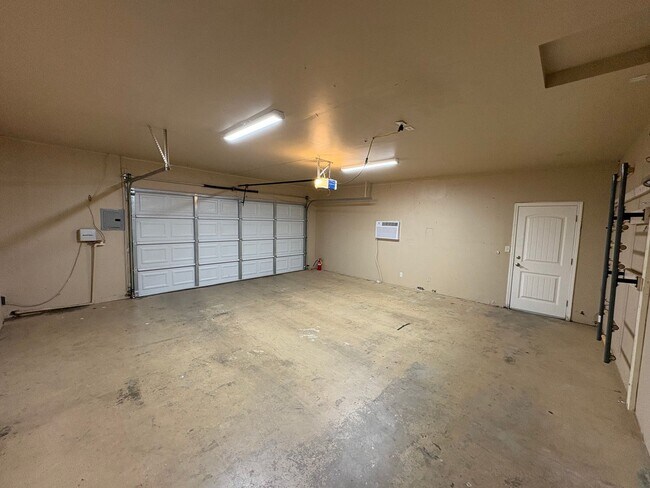 Building Photo - NW Visalia Home Near Country Club Available Now! *Private Showing Only*