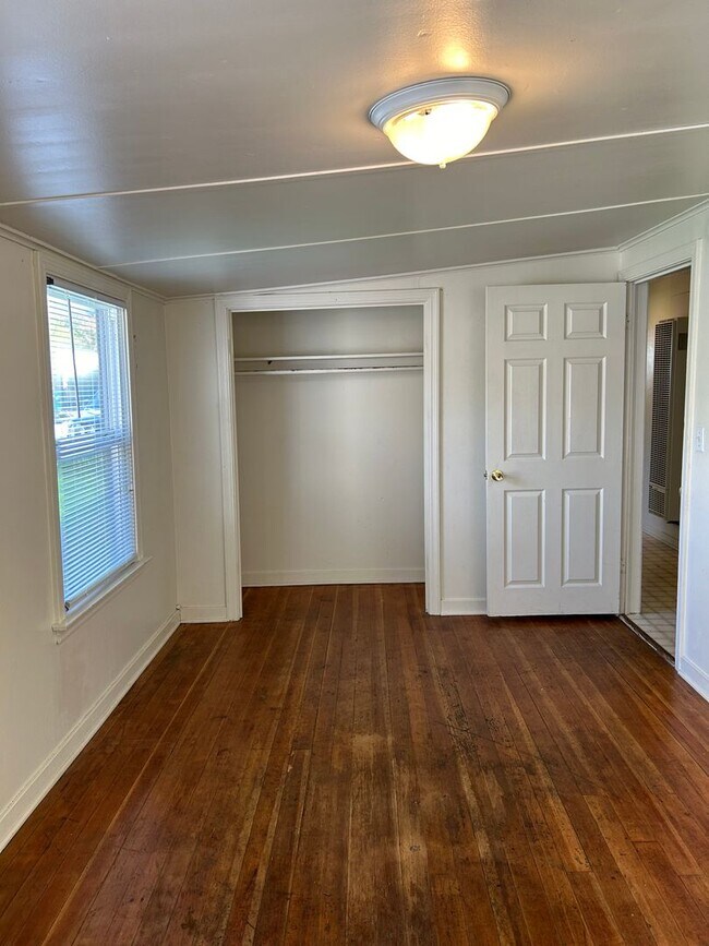 Building Photo - 3 Bedroom on large corner lot!