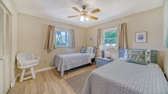 Building Photo - 3 Bedroom, 2 Bath Home with Pool Near Sies...
