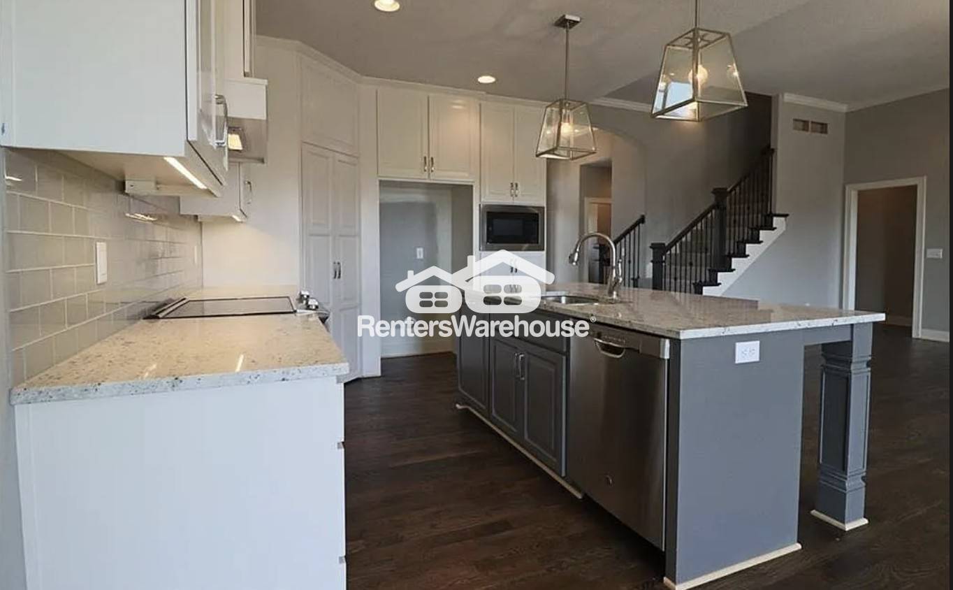 Building Photo - 548 SE Colonial Dr
